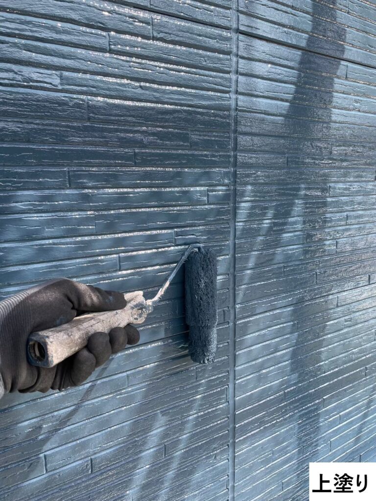 外壁の上塗りを行います。<br />
塗料の性能を十分に発揮させるためには、上塗りの塗装が必要不可欠です。